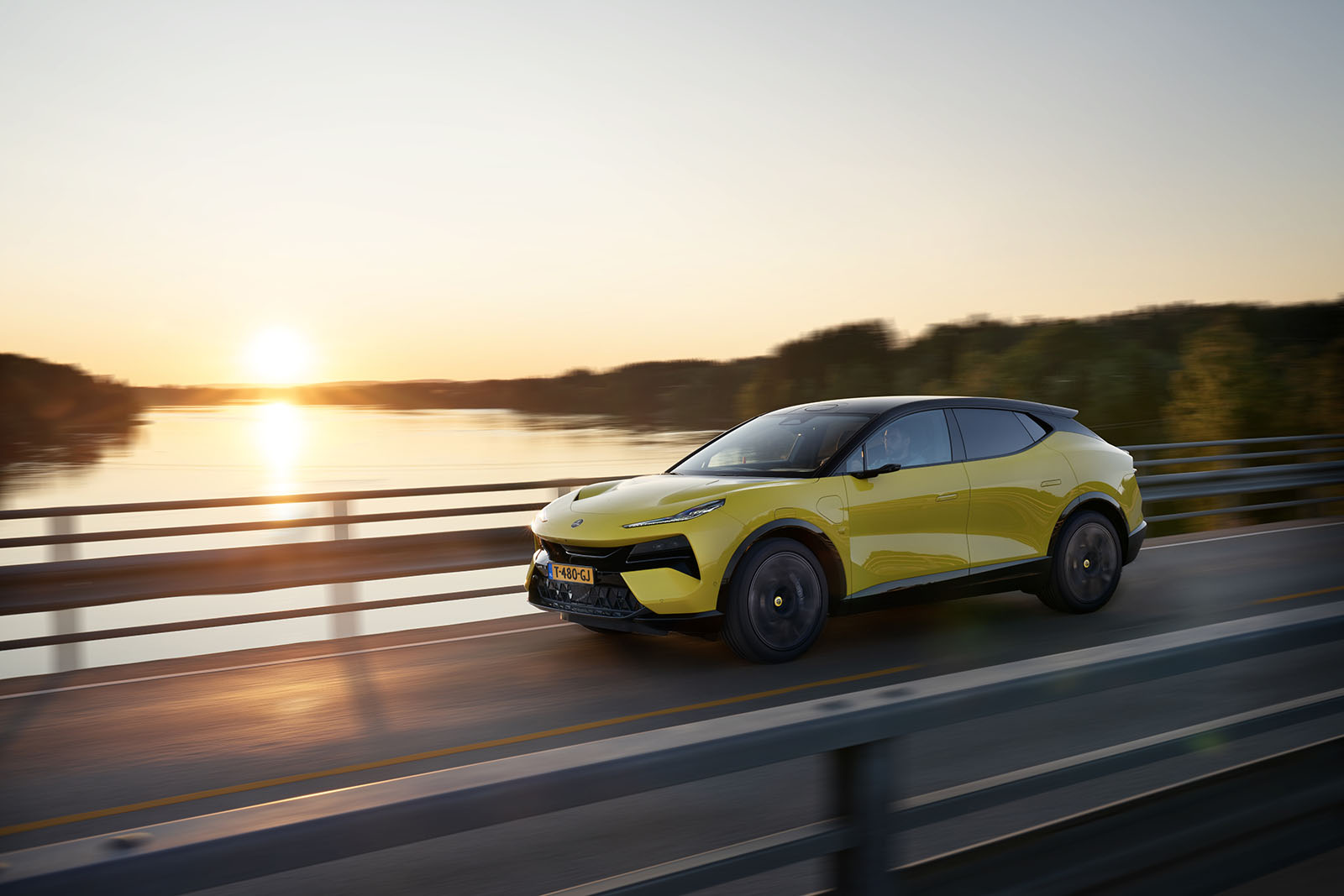 LOTUS_ELETRE-S_SOLAR-YELLOW_DYNAMIC_5